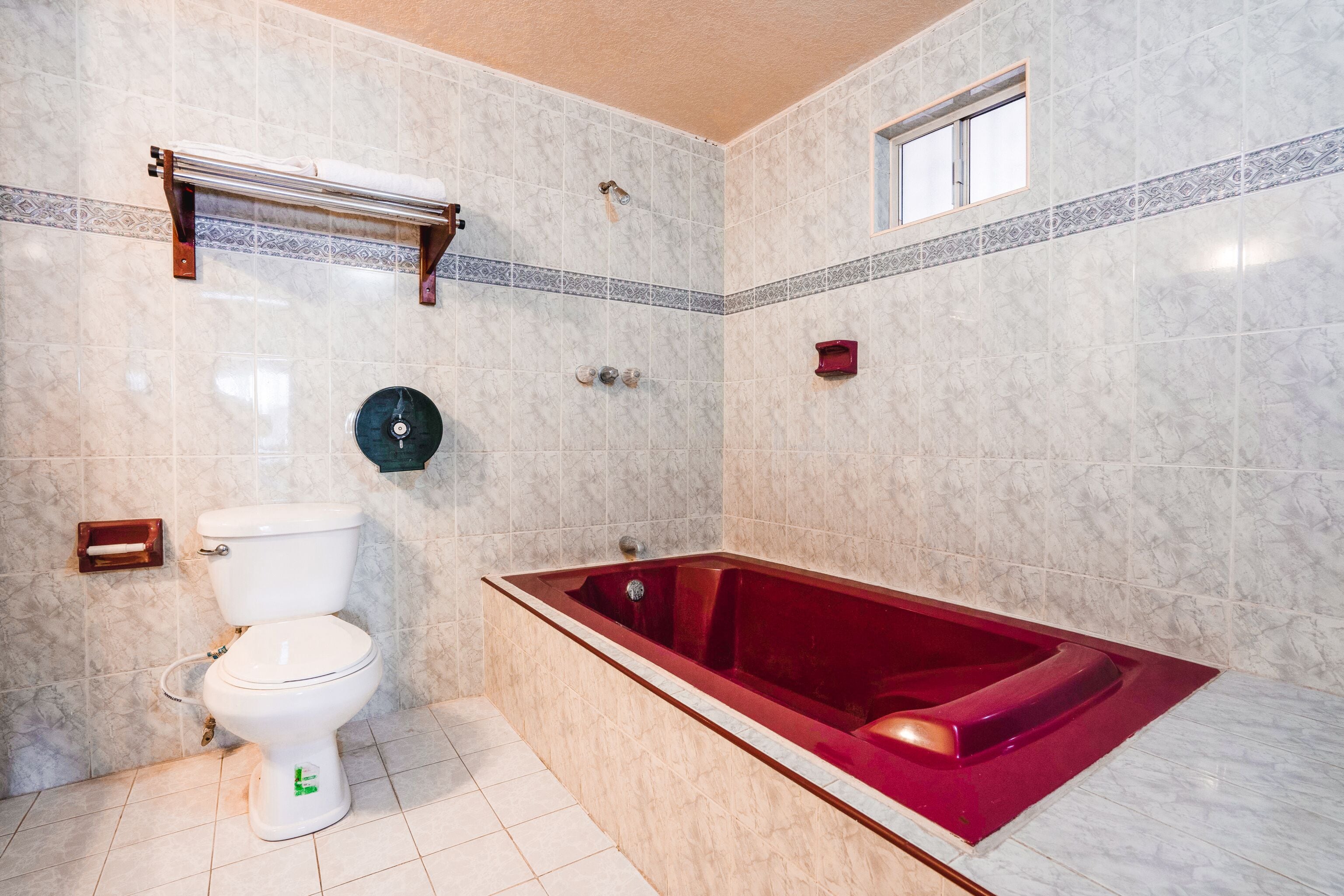 Habitación estándar, 2 camas Queen size | Baño | Regadera, toallas, jabón, shampoo 