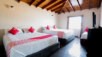 Habitación familiar | Tabla de planchar con plancha, wifi gratis y ropa de cama