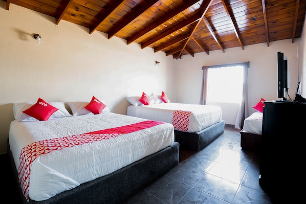 Family Room | Iron/ironing board, free WiFi, bed sheets - OYO Hotel CocoBeach, Ensenada (Ensenada)