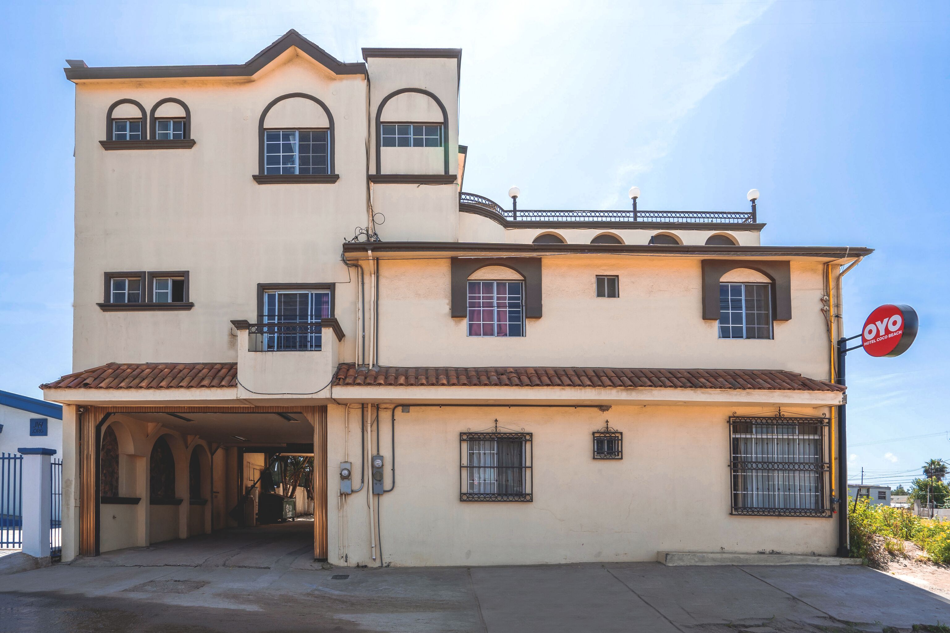 Vista frontal de la propiedad