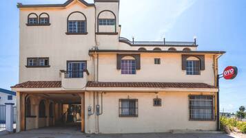 Vista frontal de la propiedad