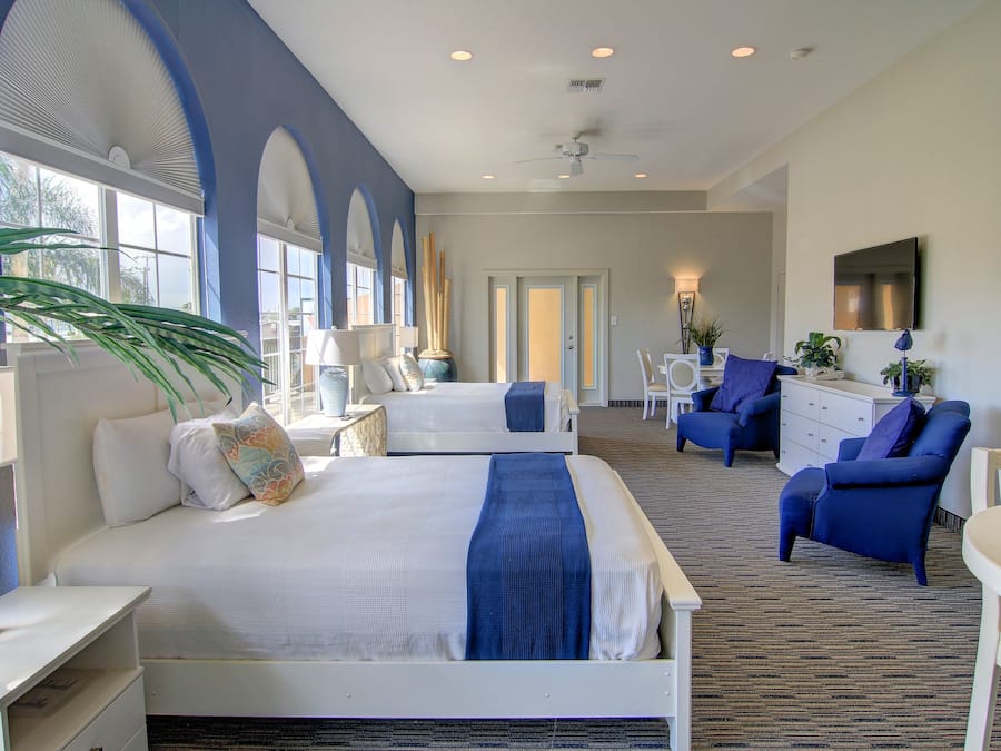 Deluxe Suite | Blackout drapes, iron/ironing board, free WiFi, bed sheets