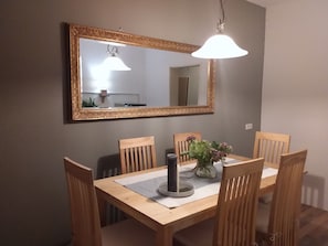Superior Studio Suite | In-room dining