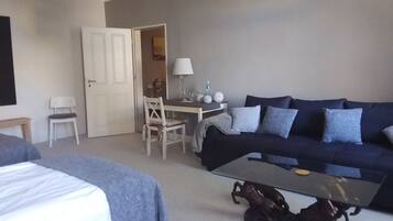 Superior Studio Suite | Living area | 40-inch flat-screen TV with satellite channels, Smart TV, Netflix