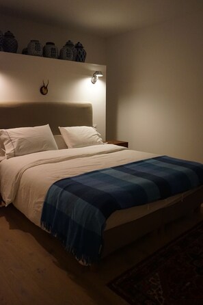 8 habitaciones, escritorio y tabla de planchar con plancha