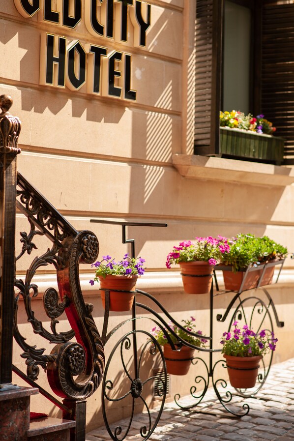 Property entrance - D&J Old City Hotel (Baku)