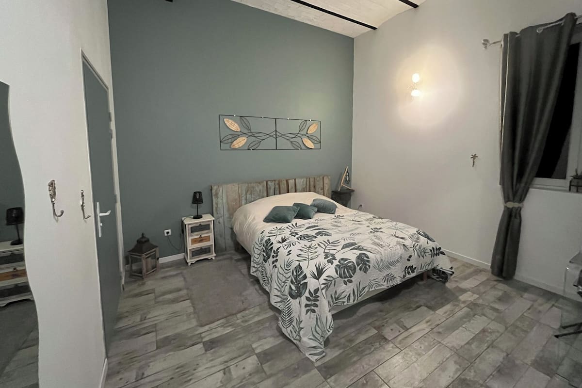 Double Room (Accessible) | Individually decorated, individually furnished, blackout drapes