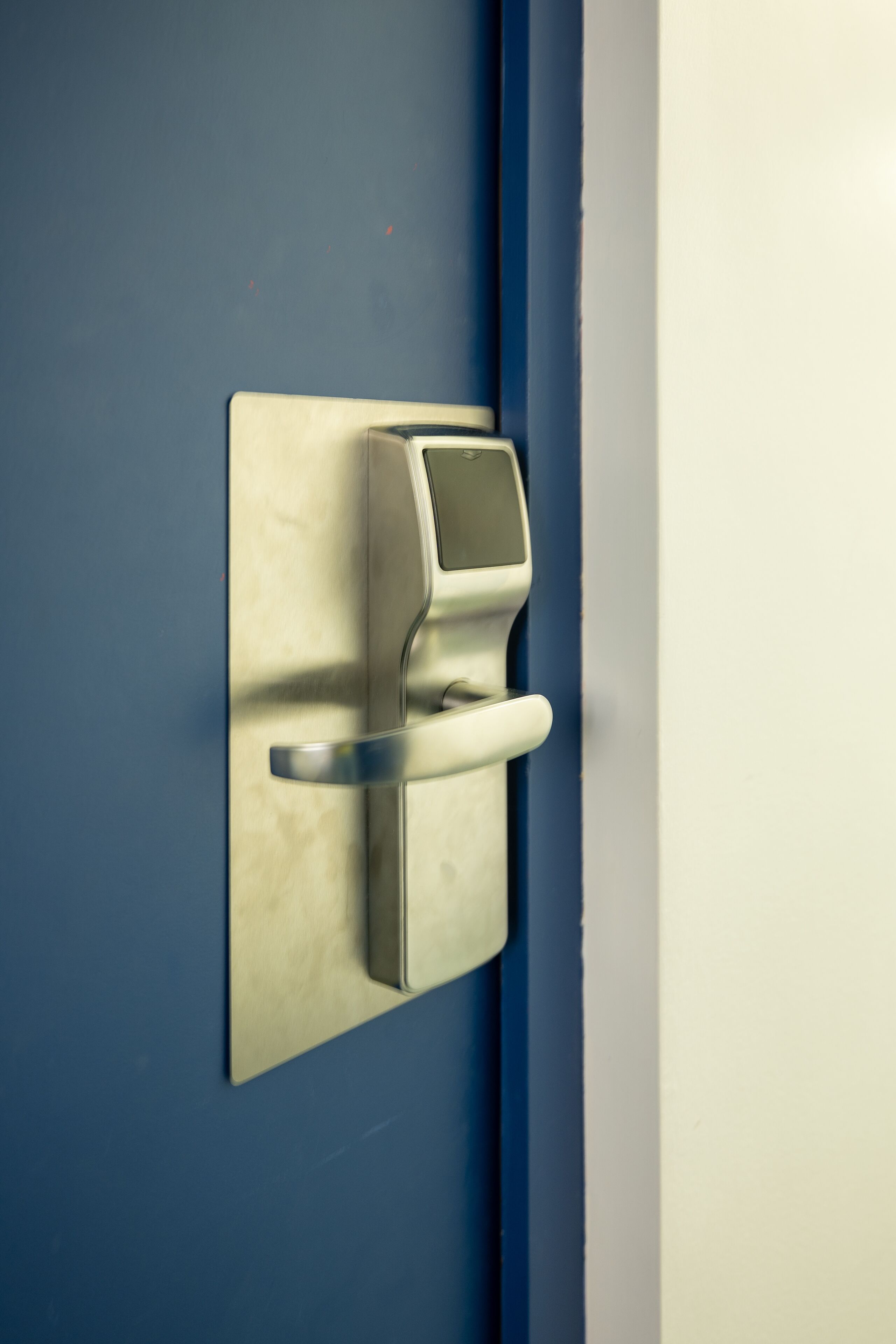 A door with a metallic handle and a keyhole.
