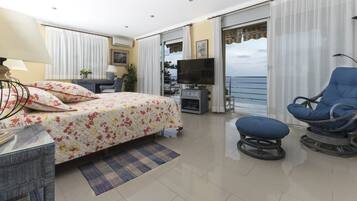 Premium Studio Suite, Sea View | Individually decorated, individually furnished, soundproofing, free WiFi