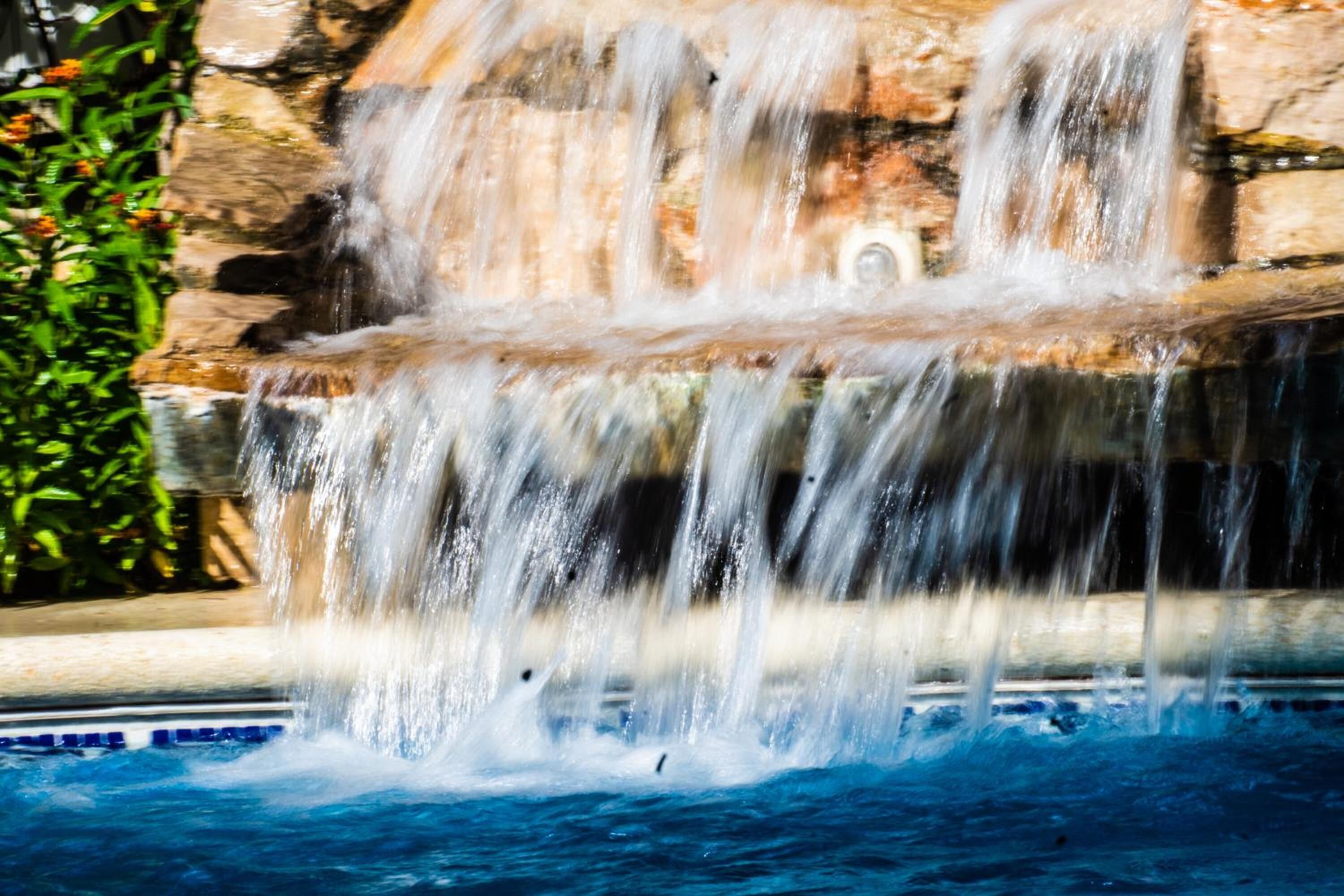 สระว่ายน้ำกลางแจ้ง, เก้าอี้อาบแดดริมสระ