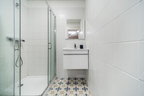 Shower, hair dryer, towels, shampoo