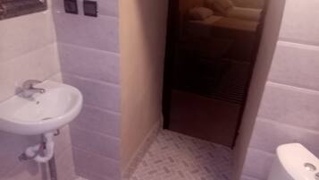 Habitación doble | Baño | Regadera, regadera tipo lluvia, amenidades de baño gratuitas, toallas