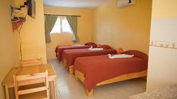 Økonomistudio, 3 enkeltsenger, tekjøkken, 1. etasje | Safe på rommet, skrivebord, blendingsgardiner og wi-fi (inkludert)