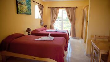 Zimmersafe, Schreibtisch, Verdunkelungsvorhänge, kostenloses WLAN