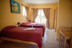 Caja de seguridad en la habitación, escritorio y cortinas blackout 