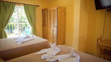 Studio, coin cuisine, en mezzanine | Coffres-forts dans les chambres, bureau, rideaux occultants