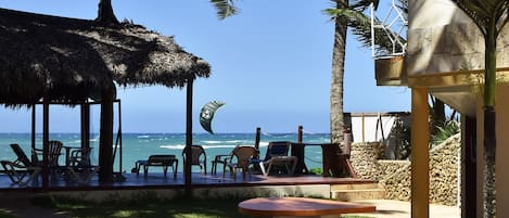 Una piscina al aire libre, sillones reclinables de piscina