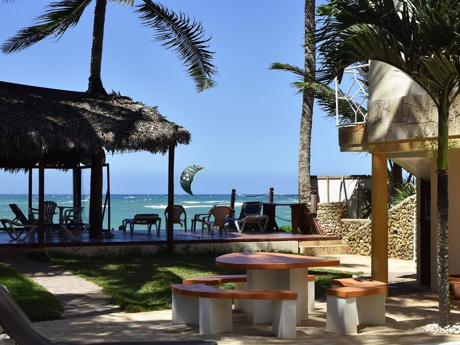 Utendørsbasseng og solsenger