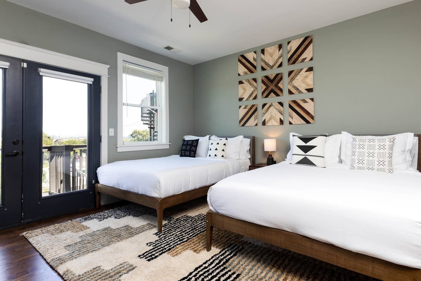 Your Cozy Downtown Escape With Rooftop Fire-pit