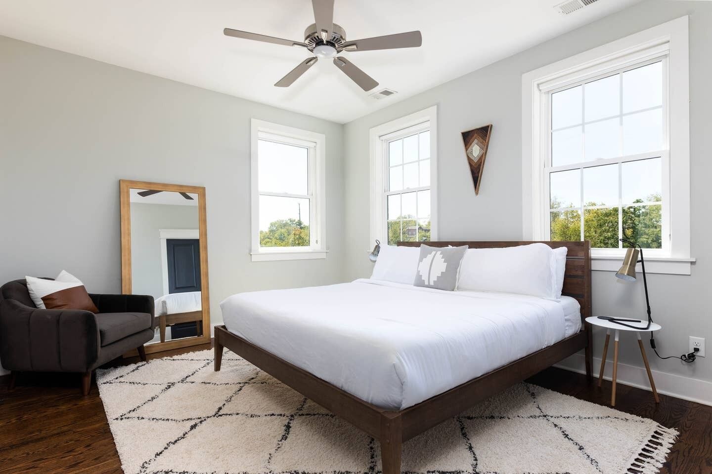 Your Cozy Downtown Escape With Rooftop Fire-pit