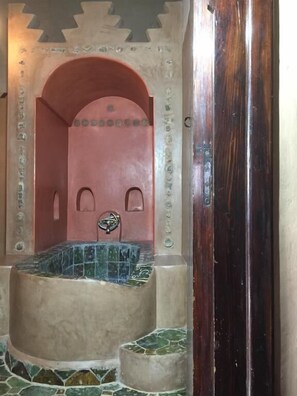 トリプルルーム | バスルーム | シャワー、スリッパ、タオル、石鹸