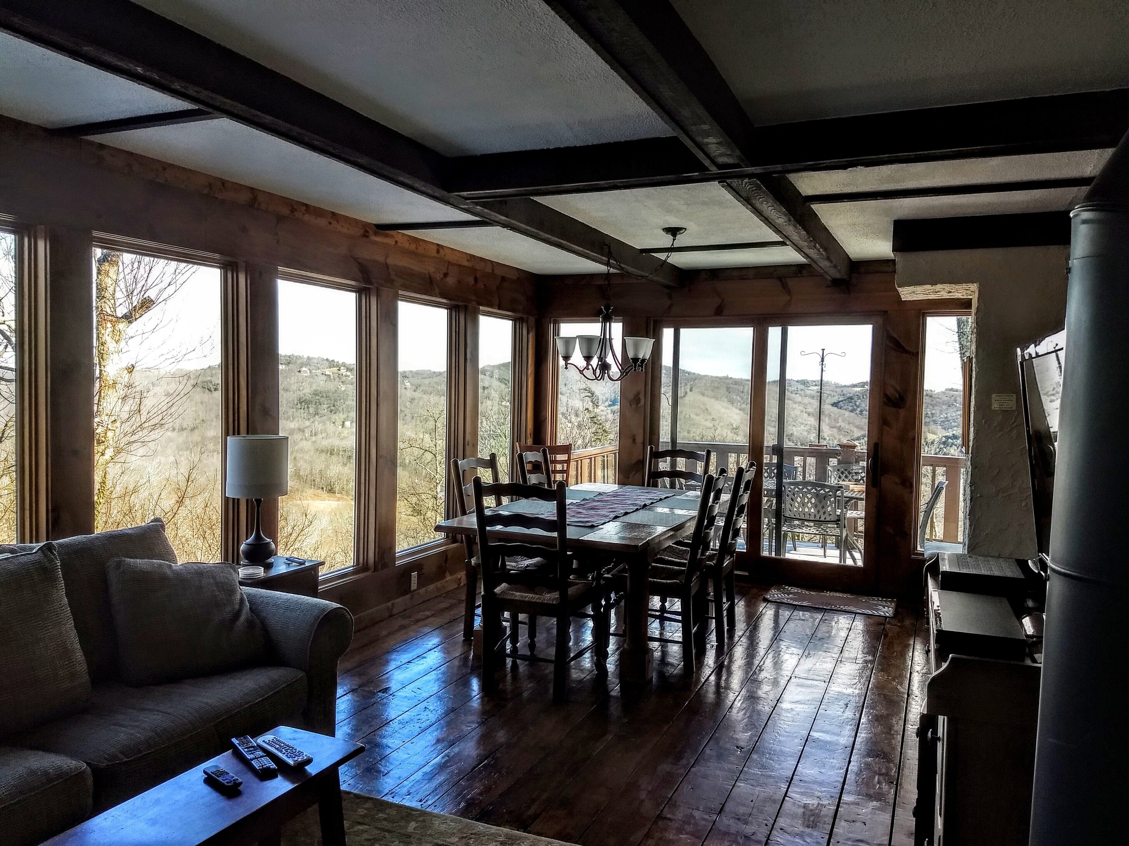 TV connectée, cheminée, lecteur de DVD, livres