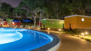 Una piscina al aire libre