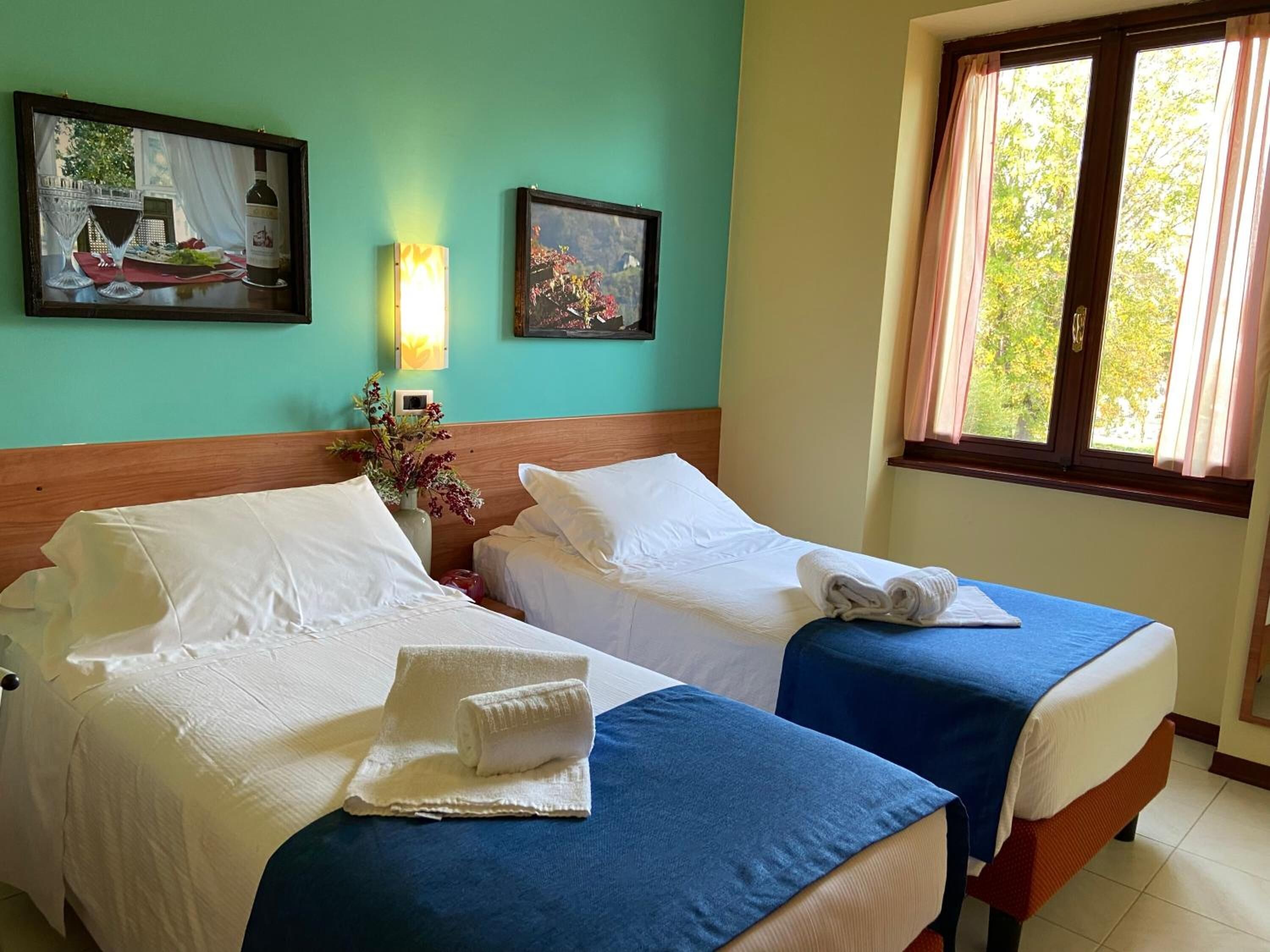 Chăn bông, bàn, khu vực làm việc phù hợp cho laptop 