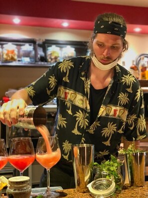 Se sirven desayunos, almuerzos y cocina italiana (con vistas al jardín)