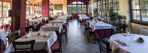 Se sirven desayunos y almuerzos; cocina italiana; con vista al jardín