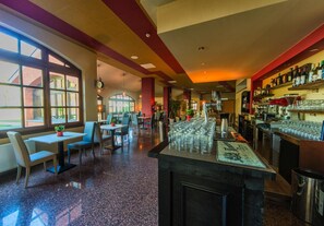 供應早餐、午餐、晚餐；意大利菜；園景