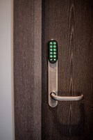 Una puerta con cerradura electrónica y manija de metal.