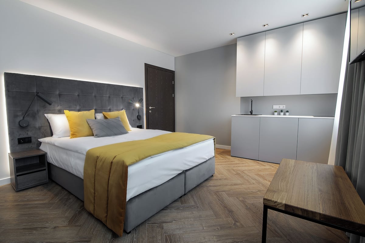 1 chambre, fer et planche à repasser, lits bébé (gratuits)