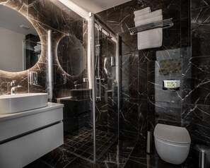 淋浴设施、拖鞋、毛巾、肥皂