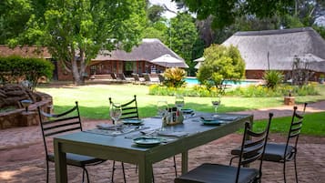 Se sirven desayunos, comidas, cenas y cocina local