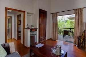 Deluxe Cottage, 2 Bedrooms | Living area | 42-inch TV with satellite channels