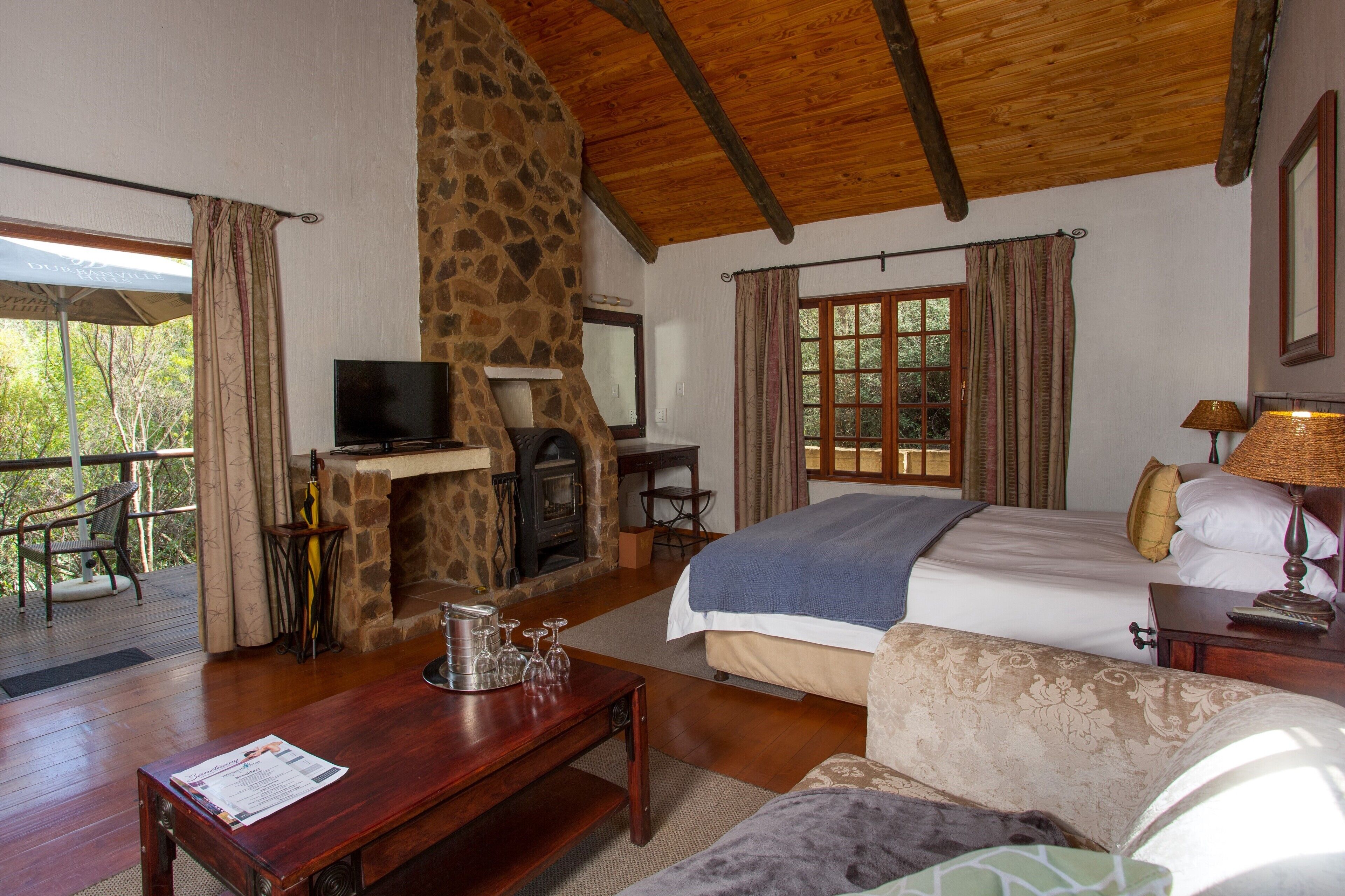 مكتب وملاءات أسرّة