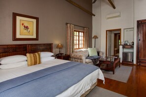 Desk, bed sheets - Whispering Pines Country Estate (Magaliesberg)