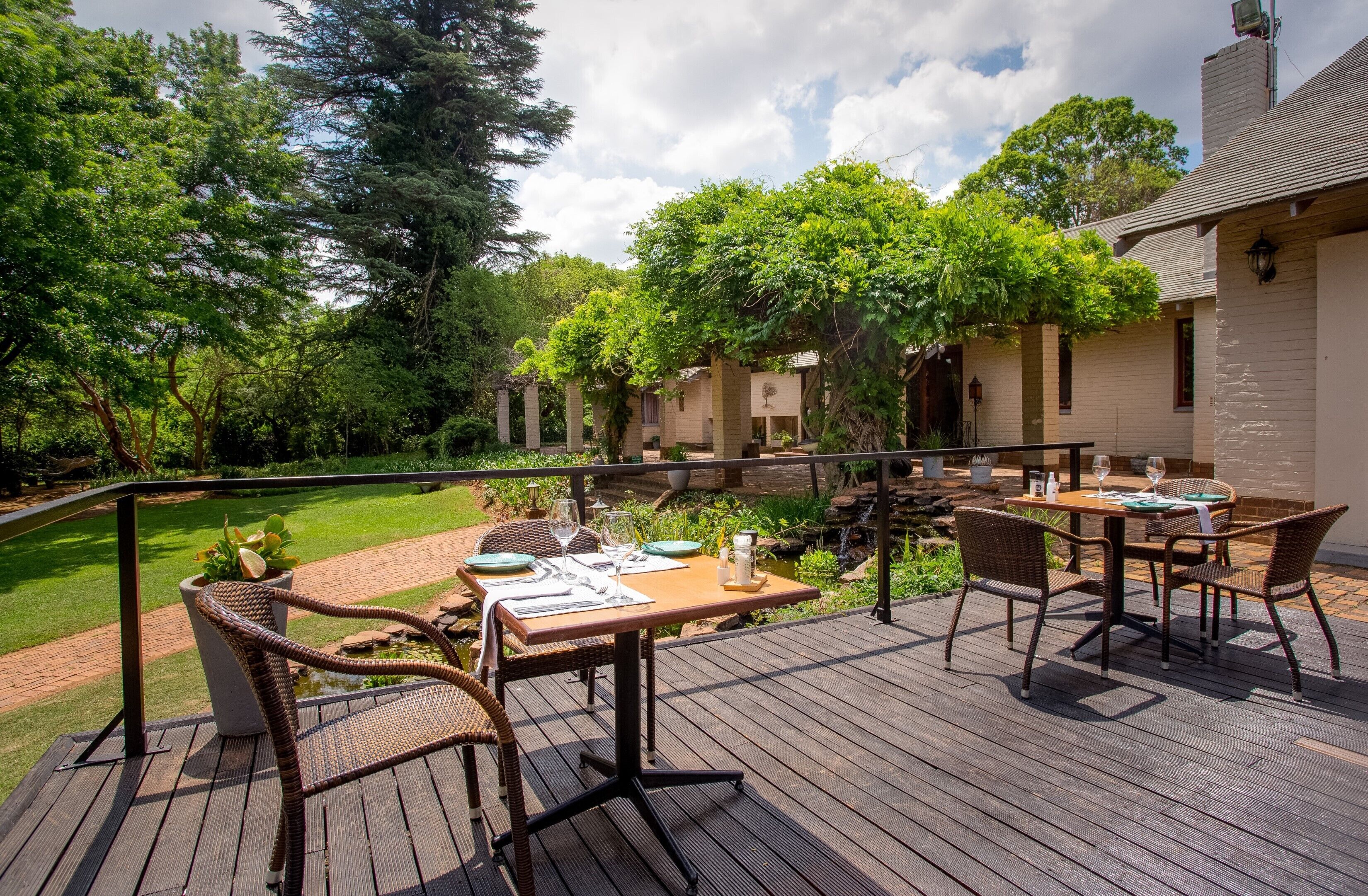 Serveert ontbijt, lunch, diner, lokale gerechten 