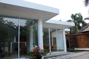 المنشأة من الخارج