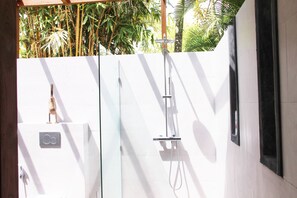 Luxury Villa, 4 Bedrooms | Bathroom shower