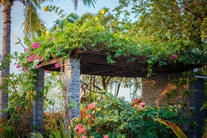 المنطقة المحيطة بالمنشأة