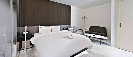 Dobbeltrom – deluxe | Dundyner, skrivebord, blendingsgardiner og lydisolert