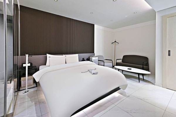 Cubrecamas, escritorio, cortinas blackout y sistema de insonorización