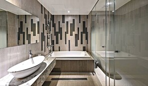 Deluxe Double Room | Bathroom | Hair dryer, slippers, towels, soap - Rendezvous HOTEL (Hanam)