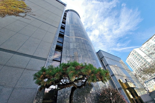 Vista frontal de la propiedad