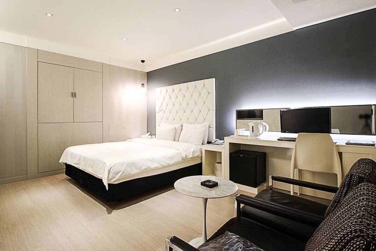 Kamar Standar | Meja kerja, tirai kedap cahaya, kedap suara, dan Wi-Fi gratis