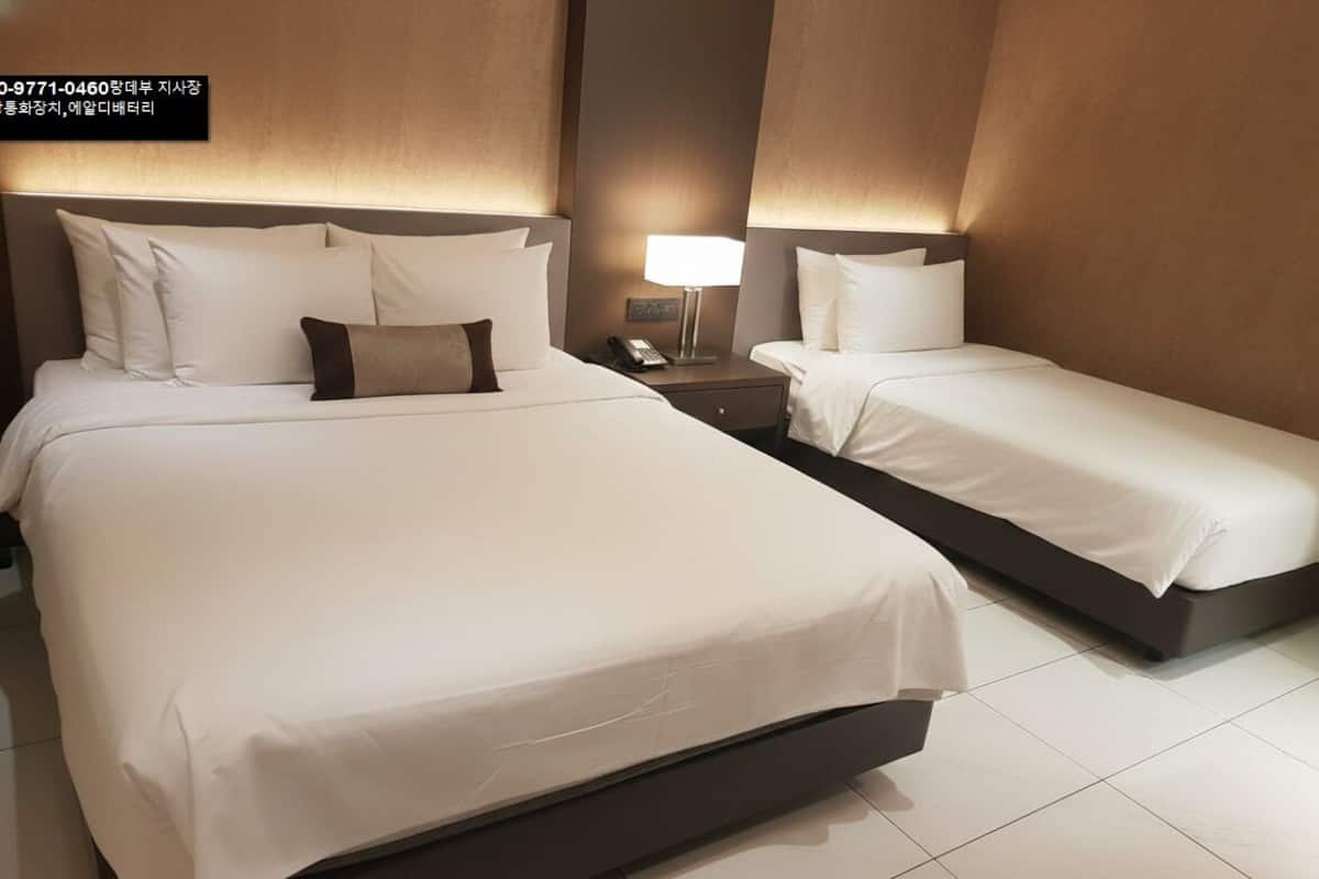 Twin Room | Down comforters, desk, blackout drapes, soundproofing