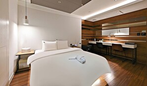 A modern hotel room with a large bed, a desk, and a mirror. - Rendezvous HOTEL (Hanam)