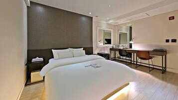 Habitación Deluxe doble | Edredones de plumas, escritorio, cortinas opacas